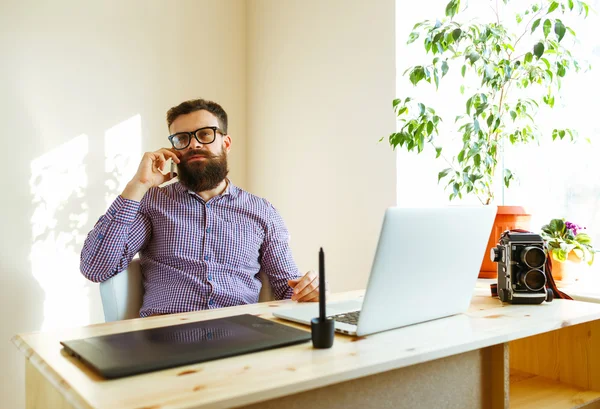 Barbe jeune homme travaillant à la maison — Photo