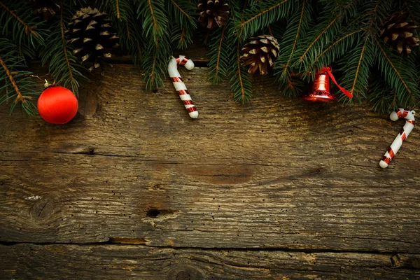 Rami di albero di Natale con decorazioni natalizie su tex di legno — Foto Stock