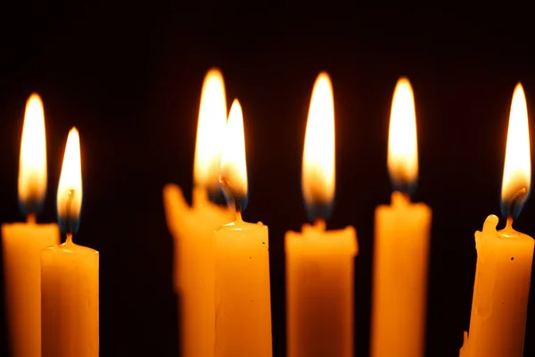 Muchas velas encendidas en negro —  Fotos de Stock