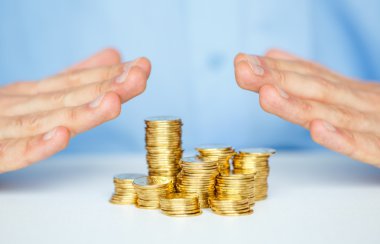Elleri ve madeni para ile yeni iş start-up korumak