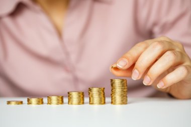 Sütun artan içine el yığın altın sikkeler