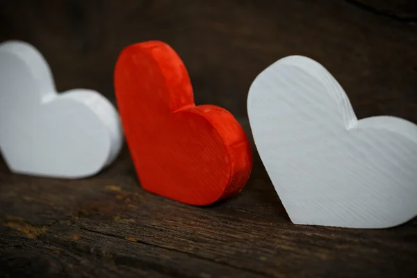 Coeurs rouges et blancs sur un vieux fond en bois — Photo