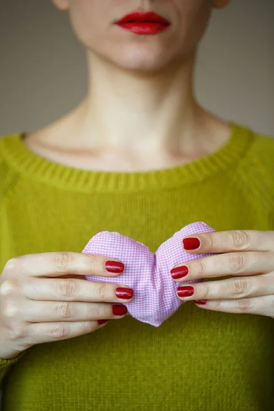 Primer plano en el corazón rosa en la mano de la mujer —  Fotos de Stock