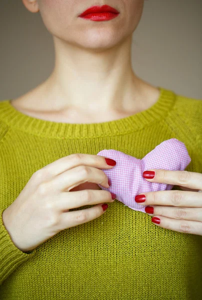 Fechar no coração rosa na mão da mulher — Fotografia de Stock