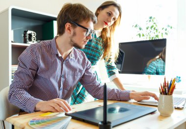 Sanatçı bir şey ofisteki grafik tablet çizim