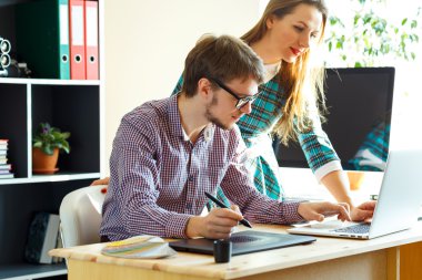 Genç kadın ve erkek çalışma from home - modern iş kavramı