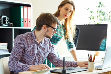 Genç kadın ve erkek çalışma from home - modern iş kavramı