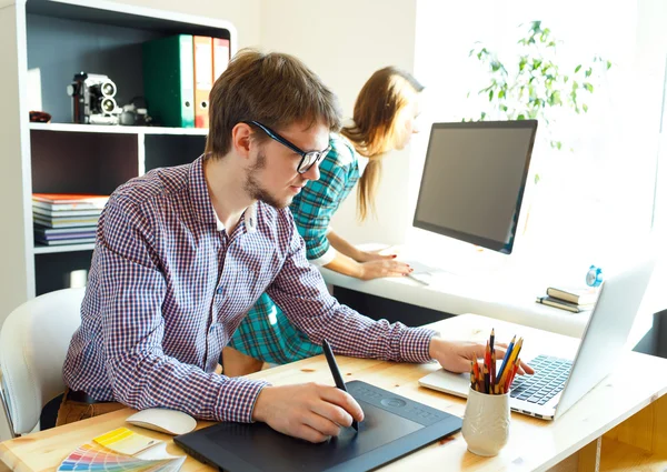 Künstler zeichnet etwas auf Grafik-Tablet im Home Office — Stockfoto