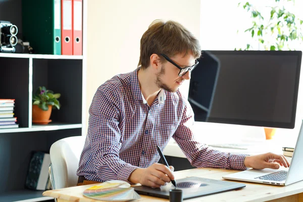 Junger Künstler zeichnet etwas auf Grafik-Tablet zu Hause ab — Stockfoto