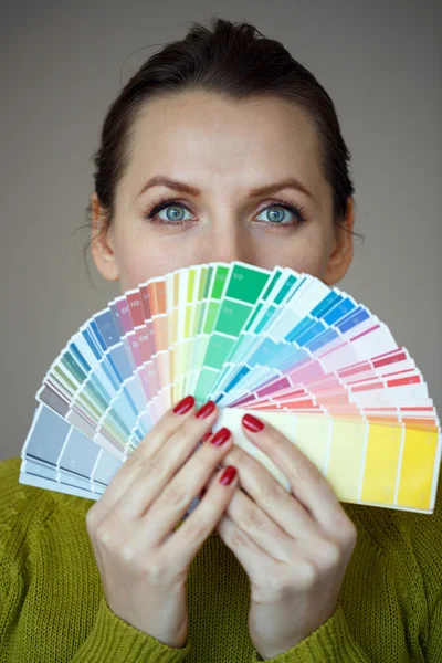 Mujer con labios rojos que busca una paleta de colores — Foto de Stock