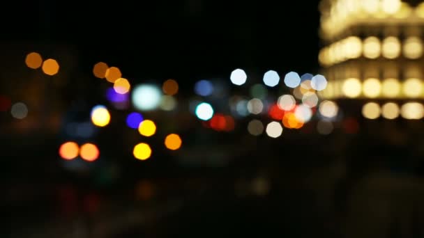 Trafik ve geceleri Istanbul, Türkiye'de otomobil hareketli citylights daire defocused — Stok video