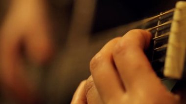 Siyah akustik gitar çalmak