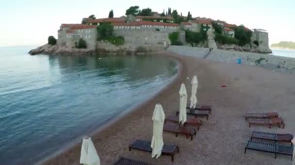 Volare sull'isola di Sveti Stefan, Montenegro, Balcani - fotografia aerea — Video Stock