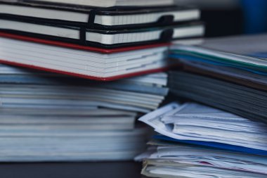 Dergi, defter ve kitaplar closeup büyük yığın