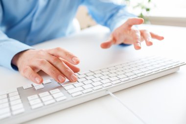 Klavyede yazarak erkekler ofis çalışanı