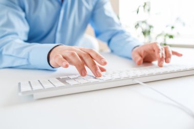 Klavyede yazarak erkekler ofis çalışanı
