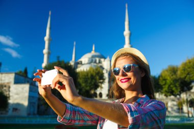 Selfie Bl arka plan üzerinde smartphone yapma kız
