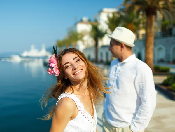 Atractiva pareja joven caminando junto al puerto deportivo - boda c —  Fotos de Stock