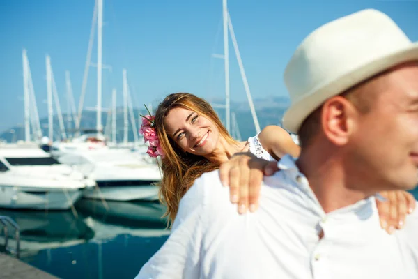 Atractiva pareja joven caminando junto al puerto deportivo - boda c —  Fotos de Stock