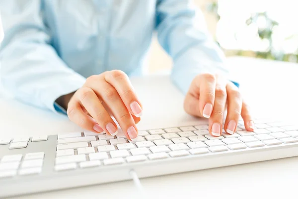 Büroangestellte tippt auf der Tastatur — Stockfoto