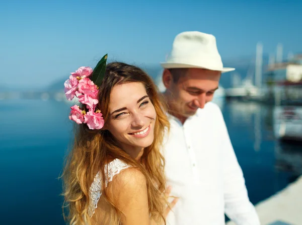 Casal jovem atraente andando ao lado da marina - casamento c — Fotografia de Stock