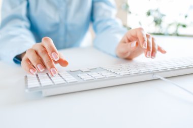 Klavyede yazarak işçisi kadın ofis