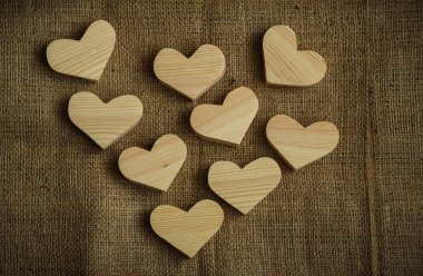 Çul arka plan üzerinde ahşap Kalpler