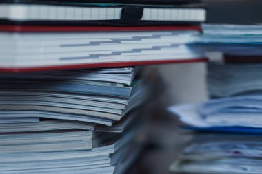 Dergi, defter ve kitaplar closeup büyük yığın