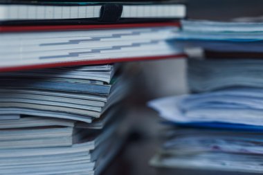 Dergi, defter ve kitaplar closeup büyük yığın