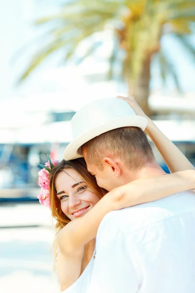 Attraktives junges Paar spaziert am Yachthafen entlang - Hochzeit — Stockfoto