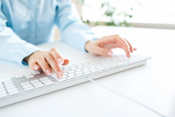 Vrouw kantoor werknemer te typen op het toetsenbord — Stockfoto