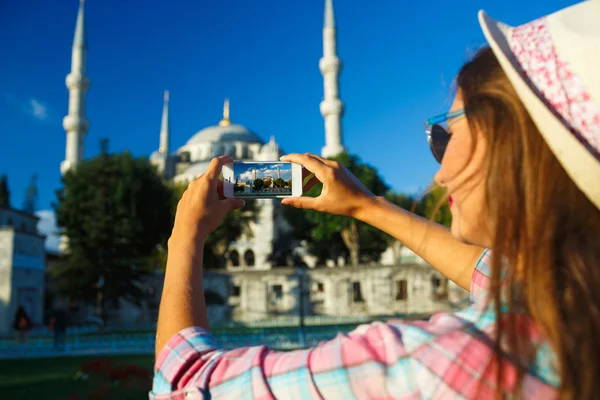 Lány fénykép azáltal, hogy a smartphone, közel a Kék mecset, Isztambul, ismert s. — Stock Fotó
