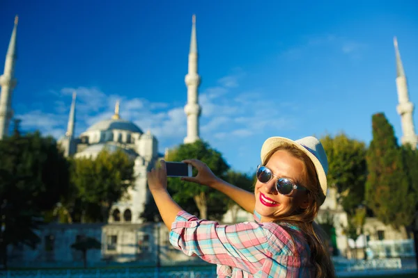 Dívka dělat fotografie smartphone poblíž modré mešity, Istan — Stock fotografie