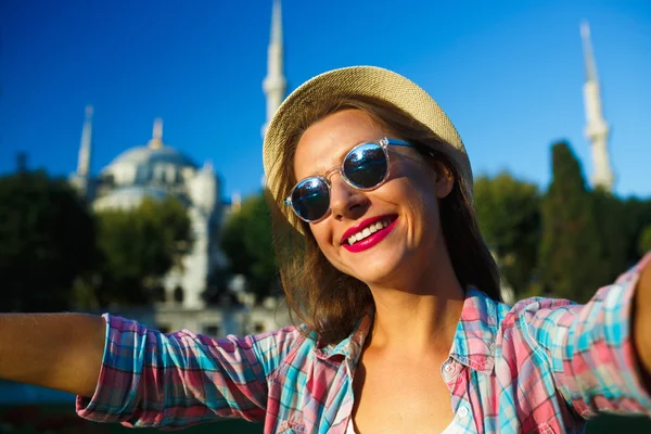 Menina fazendo selfie pelo smartphone no fundo do Bl — Fotografia de Stock