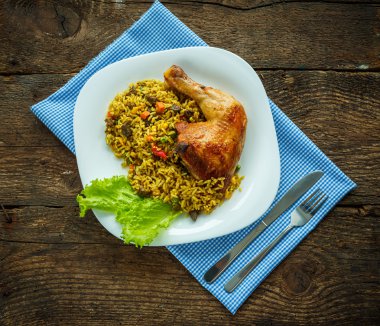 Tavuk uyluk pilav ve salata ile gelen lezzetli yemekler bırakır