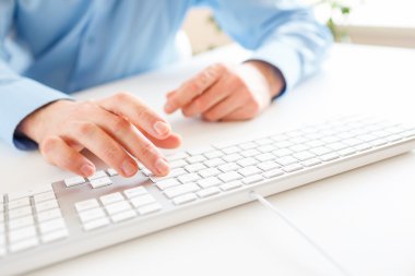 Klavyede yazarak erkekler ofis çalışanı