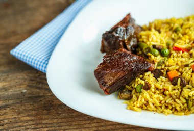 Pilav ve salata yaprakları ile sığır eti yemek