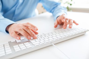 Klavyede yazarak erkekler ofis çalışanı