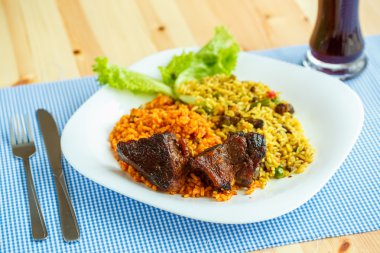 Pilav ve salata yaprakları ile sığır eti yemek