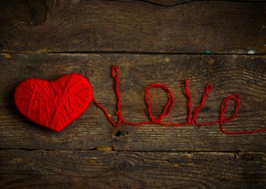 Eski s yün yapılmış bir yazıt sevgi ile kırmızı kalp şekli