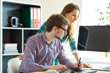 Başarılı genç kadın ve evden çalışan adam