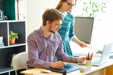 Başarılı genç kadın ve evden çalışan adam