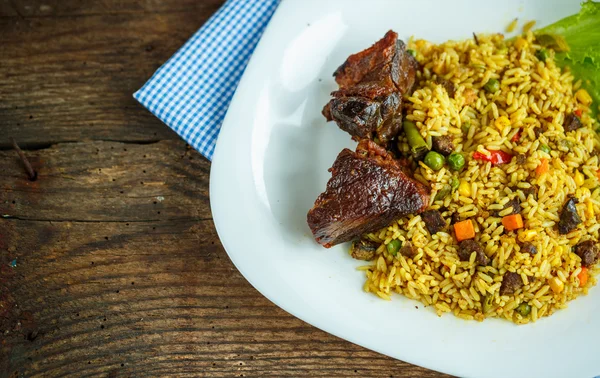 Plato de rosbif con arroz y hojas de ensalada —  Fotos de Stock