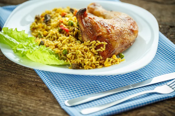 Tavuk uyluk pilav ve salata ile gelen lezzetli yemekler bırakır — Stok fotoğraf