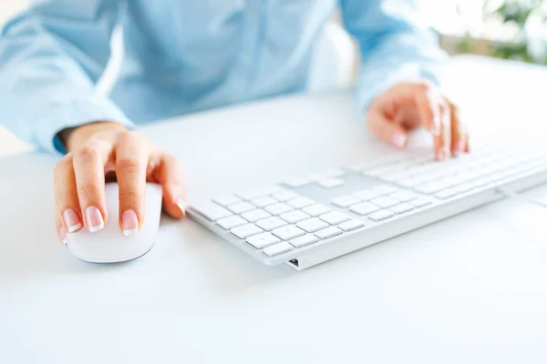 Vrouw kantoor werknemer te typen op het toetsenbord — Stockfoto