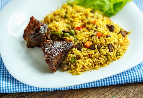 Plato de rosbif con arroz y hojas de ensalada —  Fotos de Stock