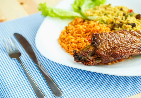 Schotel van kalkoenvlees met rijst en salade bladeren — Stockfoto