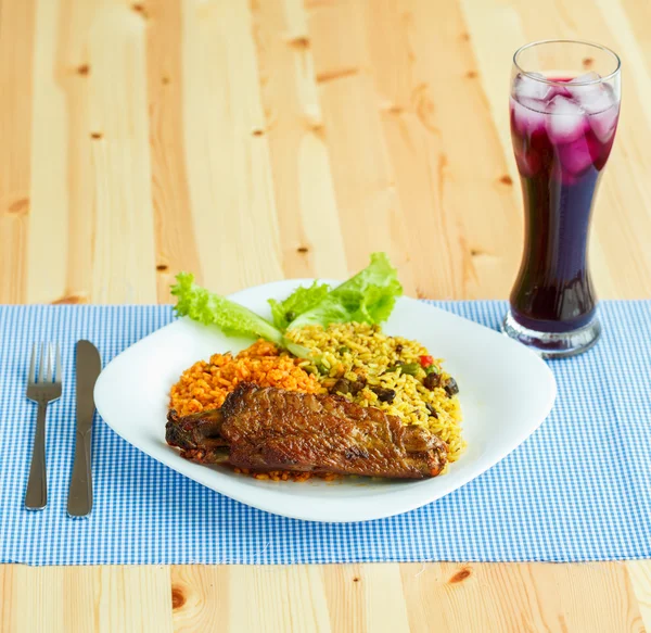 Gerechten uit Turkije vlees met rijst en salade bladeren en een glas-o — Stockfoto