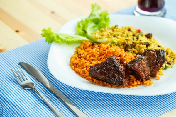 Pilav ve salata yaprakları ile sığır eti yemek — Stok fotoğraf