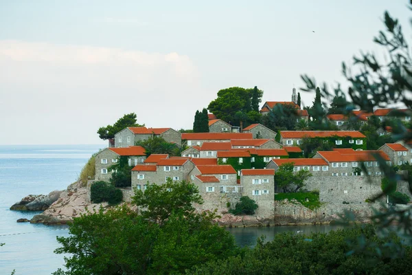 Светі Стефан (St. stefan) острів в Адріатичному морі, Чорногорія — стокове фото